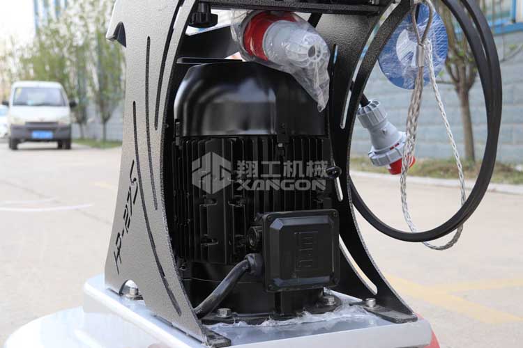 拋光機是為了讓地面表面有光澤，需要先研磨后才可以拋光。拋光分為粗拋和精拋，這時候可以使用拋光機，配合拋光墊，提高地面的光澤度。高速地坪拋光機讓你輕松完成地坪拋光工作，提高地坪亮度。