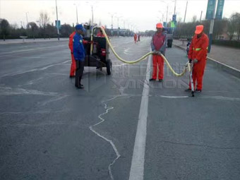強化春季公路養(yǎng)護，保證道路通暢