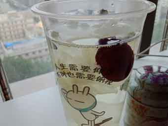 炎炎夏日到來，一杯銀耳紅棗美如詩！